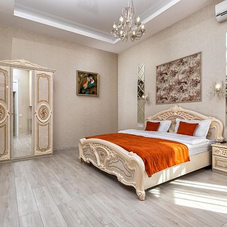 2 Bedroom Apartment Tykha Street City Center With Parking Place 利沃夫 外观 照片