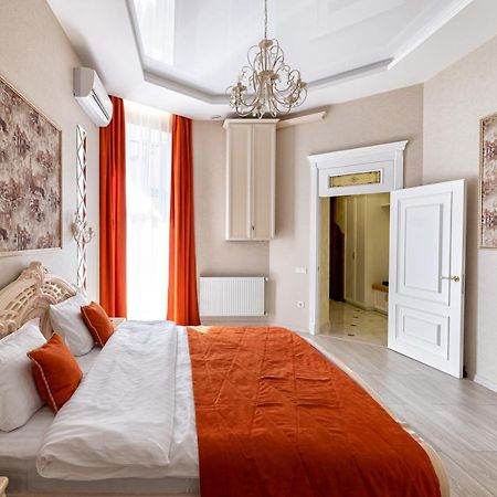 2 Bedroom Apartment Tykha Street City Center With Parking Place 利沃夫 外观 照片
