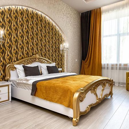 2 Bedroom Apartment Tykha Street City Center With Parking Place 利沃夫 外观 照片