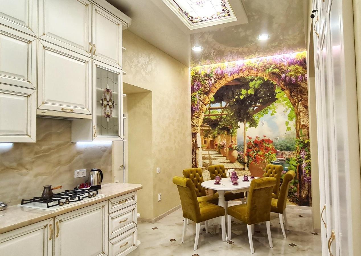 2 Bedroom Apartment Tykha Street City Center With Parking Place 利沃夫 外观 照片