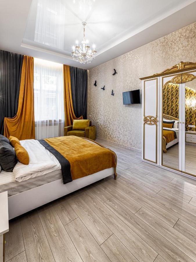 2 Bedroom Apartment Tykha Street City Center With Parking Place 利沃夫 外观 照片