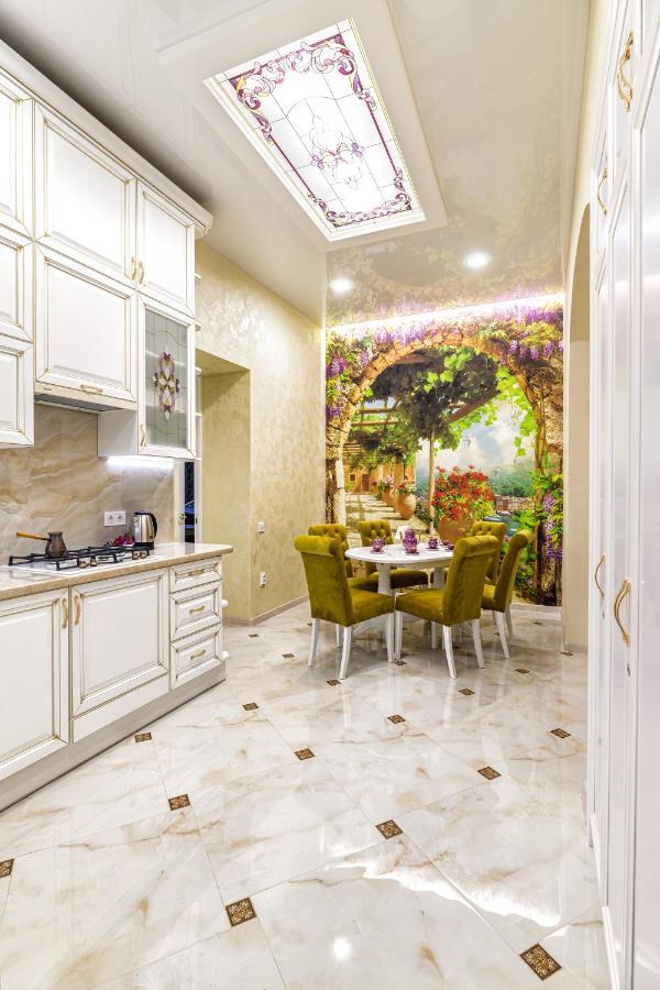 2 Bedroom Apartment Tykha Street City Center With Parking Place 利沃夫 外观 照片