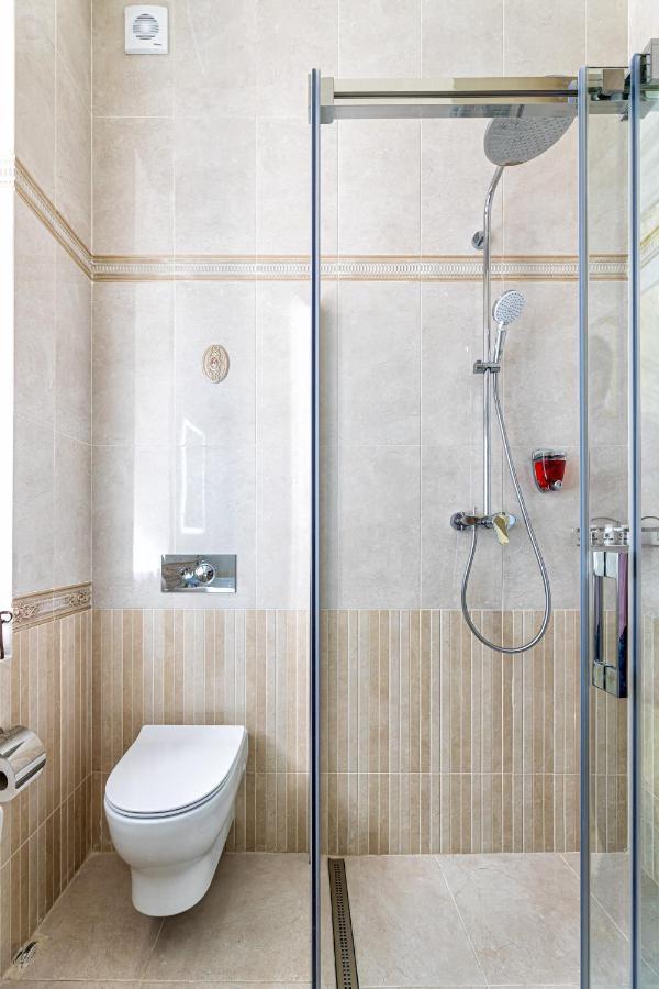 2 Bedroom Apartment Tykha Street City Center With Parking Place 利沃夫 外观 照片
