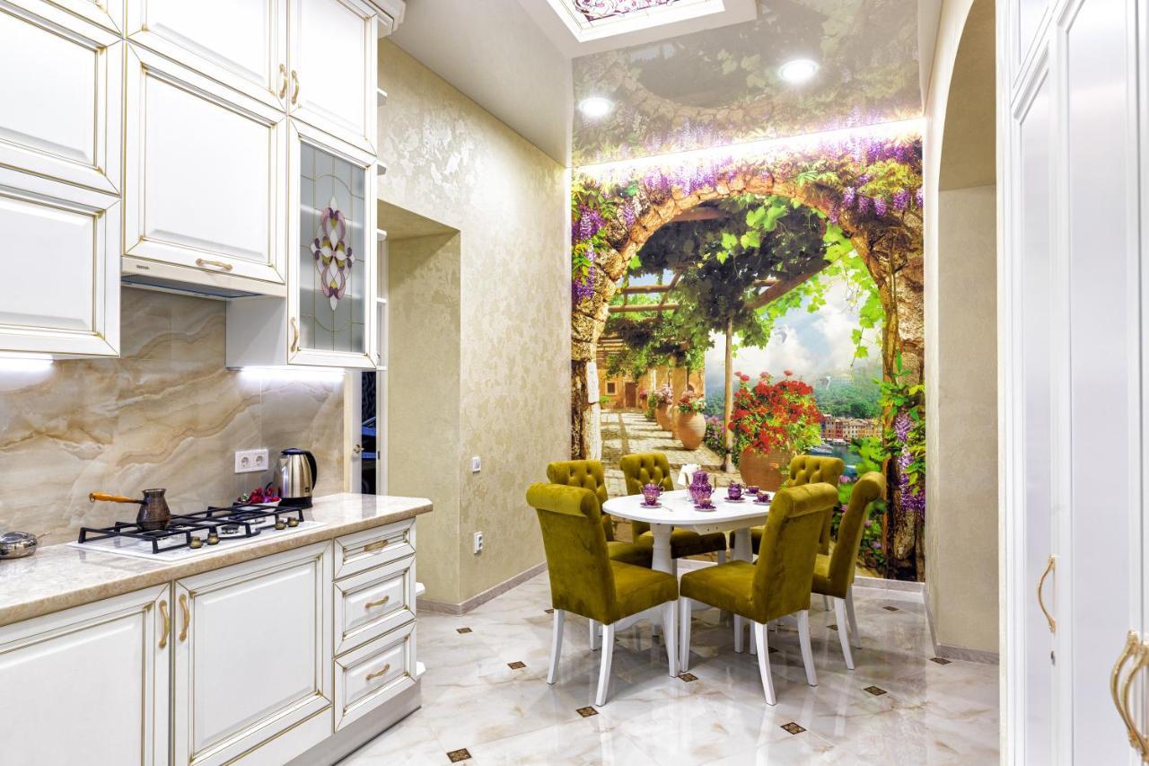 2 Bedroom Apartment Tykha Street City Center With Parking Place 利沃夫 外观 照片