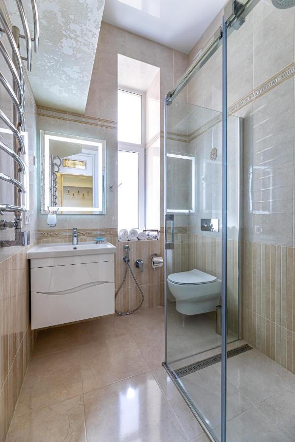 2 Bedroom Apartment Tykha Street City Center With Parking Place 利沃夫 外观 照片