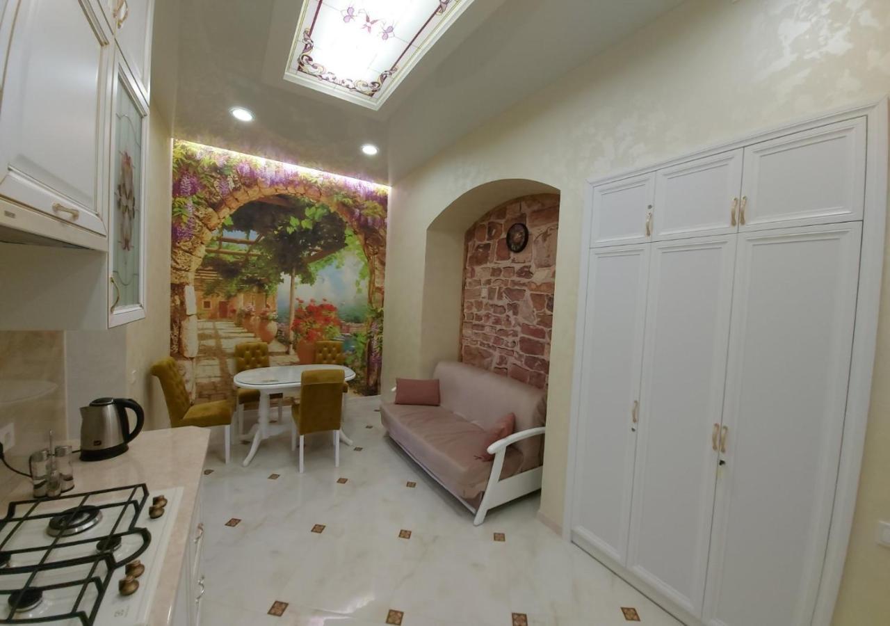 2 Bedroom Apartment Tykha Street City Center With Parking Place 利沃夫 外观 照片